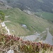 Tiefblick vom Gulmegipfel zur 210m tieferen Alp Planggen.