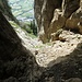 Blick zurück in die Rinne, die zum Klemmblock führt. Es liegt viel loses Geröll herum, welches schlussendlich meiner Sonnenbrille zum Verhängnis wurde.