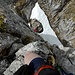 Tiefblick vom Gipfel zum Einstieg (roter Rucksack)