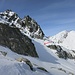 Versierte Skialpinisten können bei absolut sicheren Bedingungen Blaubergstock und Müeterlishorn höheneffizienter über dieses ausgesetzte Band kombinieren (2680720, 1164360).