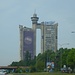 auf der Fahrt zum Flughafen: der Genex-Turm ist das bekannteste Wahrzeichen des Belgrader Stadtbezirkes "Novi Beograd"