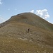 Ein über steinige Wiesen unschwierig zu erreichendes Berglein, das mit 2495m ganz im Schatten des über 400m höheren Corno Grande steht.