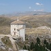 Zum Ausklang: vom Kirchlein "Madonna della Pieta" (oberhalb von Calascio) sieht man in knapp 20km Entfernung das Massiv des Corno Grande - eindeutig und mit Abstand der Höchste weit und breit.