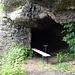 Geht man links um die Felsen herum, trifft man auf eine ausgeprägte Höhle mit den Überresten eines aufgegebenen Picknickplatzes.