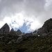 Aufstieg zur Kleine Latemarcharte(2520m)-mitte,flankiert von Poppekanzel Türme,links.