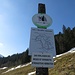 Oberes Schild: Hier werden "Spießer" vor Bergsteigern geschützt; das Betreten für Hirsche ist natürlich erlaubt

