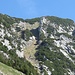 Die grasige Aufstiegsrinne von Oberfurggeln aus gesehen. Oberhalb der schmalsten Stelle führt die Rinne nach links zum Walenstein und rechts zum Punkt 1859.