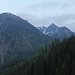Beim Aufstieg zum Alpenrosenköpfle zeigen sich der Breitenberg und die formschöne Rotspitze