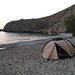 Unser Zelt am Sweet Water Beach. Die kleine Pfütze links im Bild ist eine der Quellen.
