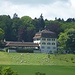 das Schloss Wolfsberg, dessen Ursprünge auf das 16. Jahrhundert zurückgehen, dessen Äusseres jedoch aus dem Barock des 18. Jahrhundert stammt