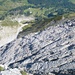 das nordostseitig breite, abschüssige Band unterhalb des Gipfelaufbaus; Blick gegen Schlänggen und Alp Stofel