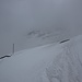 <b>Provvidenziale una palina, l’unica su tutto il percorso, che mi segnala, a 2200 m di quota, una curva a destra verso Cassinetta (2217 m), una baita ancora completamente sommersa dalla neve. </b>