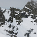Col de la Gouille - Ketten sind nun teilweise ausgebuddelt - bei den linken Begrenzungsfelsen unten am Schneefeld ist auch ein Stand eingerichtet.