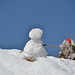 Dem Untergang geweihter Schneemann unter dem Schafleger.