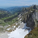 Blick vom Gipfel in den Brecca-Schlund und zum Schwarzsee