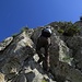 Eine senkrechte Seilversicherung führt zum Gipfel des Monte San Bartolomeo. / Una corda verticale conduce in alto alla cima.