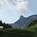 Alp Ober Mans und hinten die Stauberenchanzlen. Man sieht auf diesem Foto, dass der Höhenweg dieseits am Gipfel vorbei in sehr exponiertem Gelände verläuft