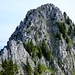 Bergsteiger im Abstieg vom Haggenspitz ins Griggeli in etwa auf halber Höhe (Zoom!)