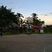 Rientrati al villaggio Joel prima di mettere in moto il tricycle si concede qualche tiro a canestro,il basket e il pugilato sport nazionali delle Filippine..