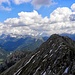 Cima Juribrutto(2697m) und Cima Bocche(2745m)-links,  Pala Dolomiten-mitte, und Lagoraikette,ganz rechts im Hintergrund. 