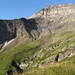 Ein gut gebauter schmaller Weg bei diesem Felswand führte die übergang. Die tiefeste Punkte der Felskante(Bild oben links) ist Trinser Furgga 2492m.
