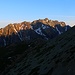Rückblick vom Wanderweg in der Tupá-Südwestflanke zurück zum Pass aufs Gipfelchen Ostrva (1979,5m). Dahinter leuchtet der Kamm mit Satan (2421,5m) als Hauptgipfel. Der zweitauffälligste, aber flachere Kammberg ist die Malá Bašta (2287,5m).