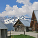 Die modernen Gebäude der Alp Pazzola auf 1865m