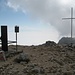 Kurz vor 11 Uhr haben wir den Gipfel des Monte Sirente und damit unser Ziel erreicht. Es ist zwar warm, aber die Wolken werden zusehends dichter. Hält das Wetter, oder wird es sich zum Gewitter entwickeln?