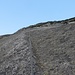 Die ersten Meter der 6b Risskletterei. Oberhalb dieses Felswullstes beim Seil findet sich nur noch ein kleiner, feiner Riss in einer Platte.