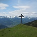 Aussichtsreiches Kreuz an der Gipfelwiese des Schwarzhorns