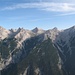 Jenseits des Hinterautales erkennt man vlnr die Pleisenspitze (2569m), den Doppelgipfel der Larchetkarspitze, die Riedlkarspitze (2585m), die Breitgrieskarspitze (2590m, im Sattel rechts darunter steht die Breitgrieskar-Biwakschachtel). Ganz rechts sieht man die Große Seekarspitze (2679m)
