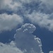 Ein Segelflieger nutzt die Thermik der Gewitterwolken / Un veleggiatore profita dalla termite delle nuvole temporalesche