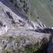 Rückblick von über dem Felsenfenster auf die Aufstiegsroute. Im Hintergrund wieder die Legföhren nahe Ausstieg Goldloch-Band erkennbar.