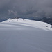 flaches Plateau mit Seilbahnstation und Rifugio Livrio auf dem Monte Livrio (3174m)