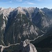 Im Panorama: 1300 Hm tiefer liegt das Hinterautal; darüber der Karwendel-Hauptkamm vom Mittenwalder Höhenweg (links) bis zum Halleranger (rechts).