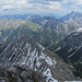 Gipfelschau über den Treienkopf zu Engelspitzmassiv, Rudiger und Heiterwand; dahinter diesig Loreagruppe, Wetterstein und Mieminger