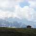 Eindrücklicher Blick in die Dolomiten, vorn das Rifugio Gabler<br />(Foto: Irène H.) 