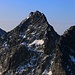 Rysy (2503,0m): Aussicht im Zoom von der eindrücklichen Vysoká (2547,2m) mit dem Vorgipfel Ťažký štít (2520,0m). Im Hintergrund ist zudem die Končistá (2537,5m) als dunkle Berggestalt zu sehen.