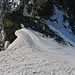 Nach der ausgiebigen Gipfelrast auf den Rysy-Gipfel stieg ich über die Aufstiegsroute wieder ab. Vom Schneefeld oberhalb des hier zu sehenden Sedlo Váha (2339,7m) bis vor die seilgesicherte Steilstufe unterhalb der Hütte zog ich wieder die Steigeisen an. Das Schneefeld wurde den Spuren nach in den letzten Tagen von einem Skifahrer befahren, vielleicht war es ja der Hüttenwart?
