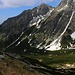 Vom Hochtalkessel Žabía dolina stieg ich über den breiten Bergweg wieder ins mit Legföhren bewaldete Tal Mengusovská dolina ab. Der Gipfel auf dem Foto  ist die Malá Bašta (2287,5m).