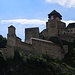 Die Trenčiansky hrad ist das Wahrzeichen der Stadt Trenčín. Die Burg steht auf einem Felsen hoch über der Stadt. <br /><br />Die Burg wurde im 11. Jahrhundert gebaut. 1790 wurde die Burg bei einem Brand zerstört nachdem sie zuletzt als Kaserne genutzt wurde. Seit 1956 wird die schöne Burganlage renoviert und zerstörte Teile wieder restauriert.