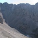 Das einsame Rigelkar mit dem Barthgrat darüber: vom Katzenkopf (rechts, 2531m) führt eine exponierte Dreierkletterei bis zur Nördlichen Jägerkarspitze (links, 2596m).