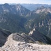 Der Abstieg führt nördlich (rechts) des Südwestgrates am Oberen Sagkopf abwärts.