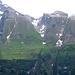 Die Fisiterrasse. Darüber Äusserer und Innerer Fisistock, dazwischen das Brünnlital, durch das der einfachste Aufstieg auf den Äusseren Fisistock ( 2946m ) führt.