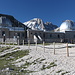 Campo Imperatore - Unmittelbar zu Beginn unserer Tour passieren wir das Observatorium (Osservatorio Astronomico di Campo Imperatore). Hinten lugt derweil der Corno Grande heraus. Foto vom 28.05.2015.