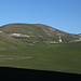 Monte Cristo - Ausblick zu unserem ersten "Gipfelziel" in den Abruzzen. Über die Fossa di Paganica geht der Blick auf die Ostflanke des 1.928 m hohen Hügels. Rechts ist das Campo Nevada zu erahnen.