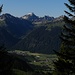 Auf dem Grat geht der Tiefblick erstmals auch nach Tirol.