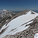 Monte Aquila - Über den langgezogenen, teils schneebedeckten Gratrücken geht's zum Gipfelkreuz.