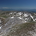 Monte Aquila - Ausblick über den weiteren Kammverlauf und Teile des Campo Imperatore zur gegenüberliegenden Bergkette mit dem Monte della Scindarella.