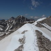 Monte Aquila - Unterwegs auf dem langgzogenen Gipfelgratrücken. Hinten kommen derweil u. a. der Pizzo Intermesoli und der Monte Corvo (links dahinter) immer besser ins Blickfeld.